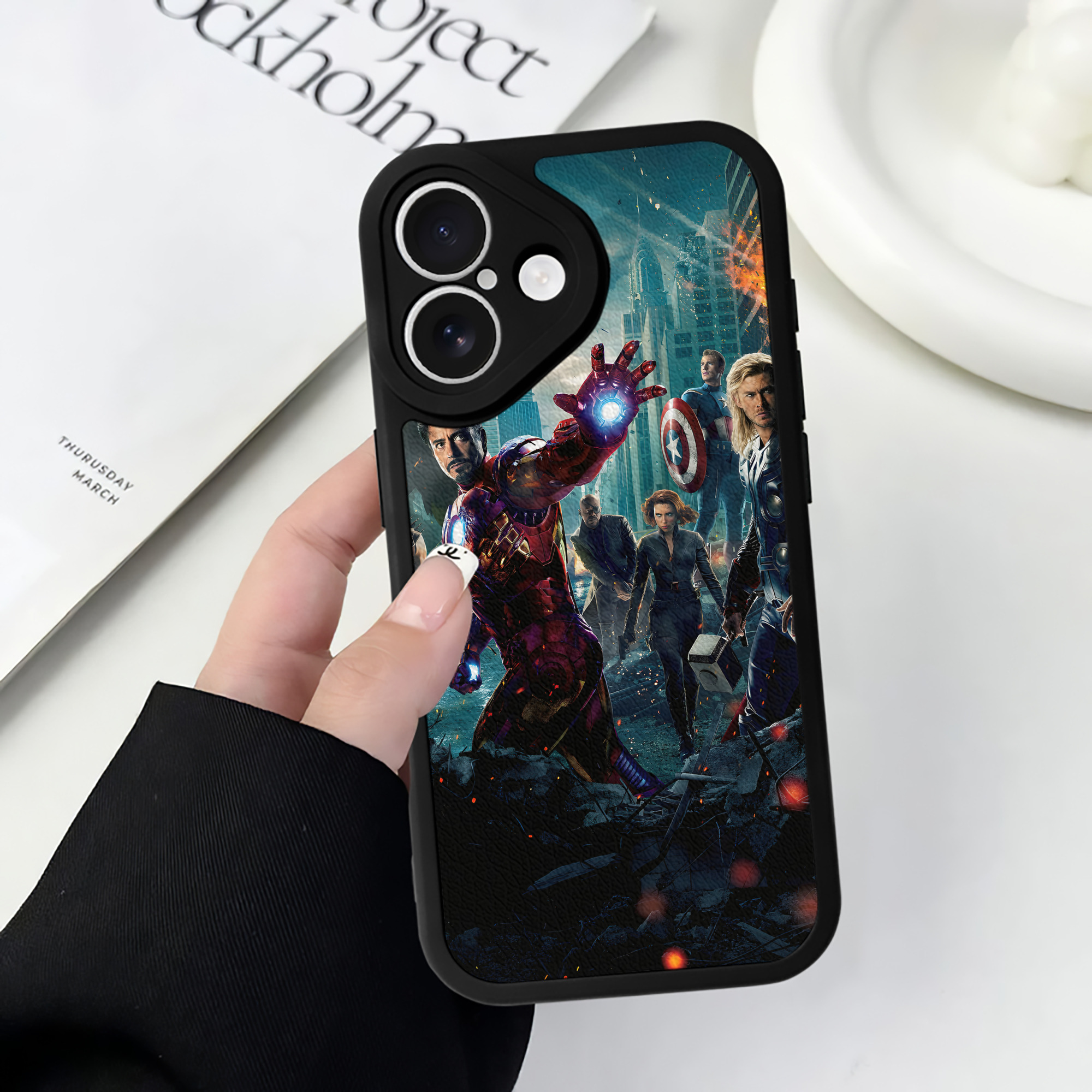 （画像用） アベンジャーズ The Avengers 【iPhone 16シリーズ対応】シリコンスマホケース（レザー調） 材質：シリコン